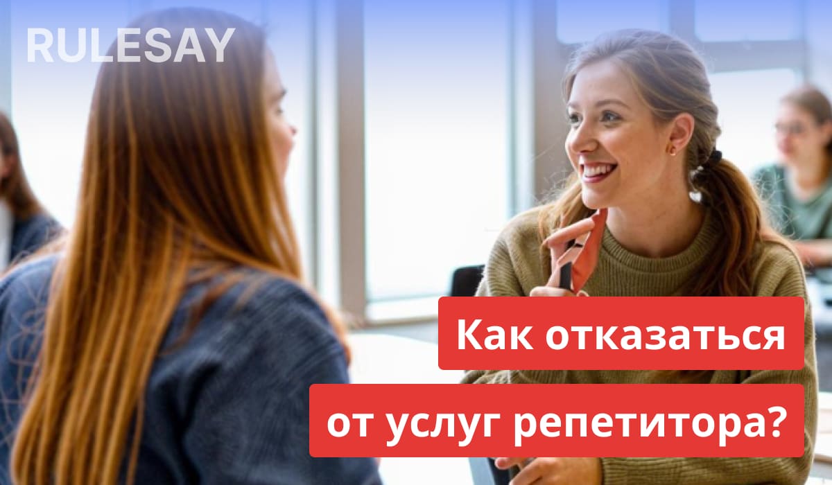 Две женщины-студентки разговаривают в помещении учебного заведения.